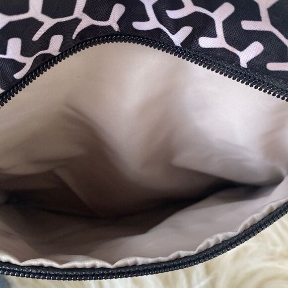 Lesportsac Deluxe Everyday bag Peppercorn, adjustable crossbody- New w/o tag - Picture 6 of 7